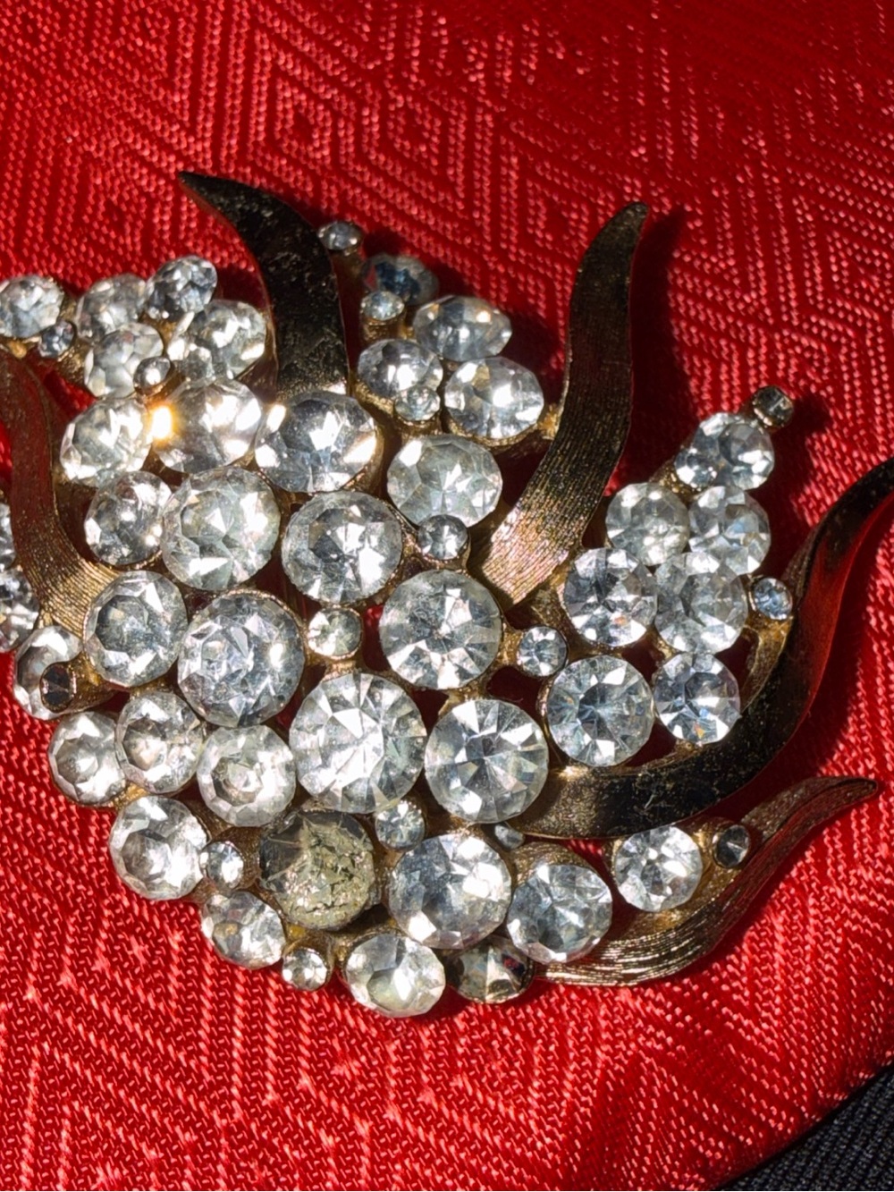 Crown Trifari Clear Crystal Cluster Brooch - Rhinestones vintage gold tone
